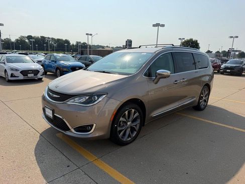 Used 2018 Chrysler Pacifica Limited w/ Advanced Safetytec Group FWD image 7