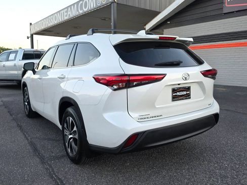 Used 2021 Toyota Highlander XLE FWD image 3