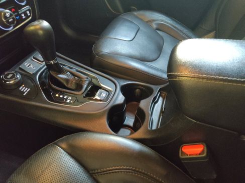 Used 2019 Jeep Cherokee Limited image 26