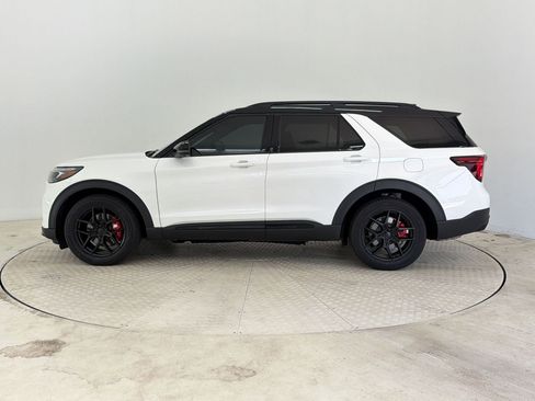 Used 2025 Ford Explorer ST AWD/4WD image 2