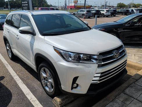 Used 2019 Toyota Highlander Limited FWD image 2