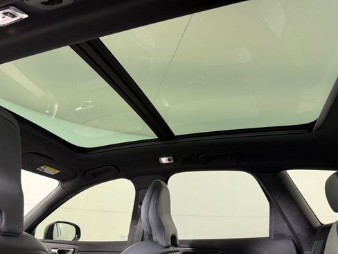 Used 2020 Volvo XC60 T5 R-Design image 15