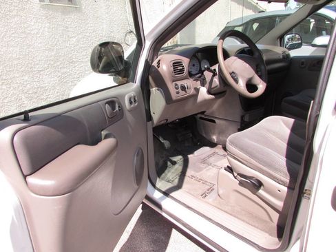 Used 2002 Dodge Caravan SE image 21