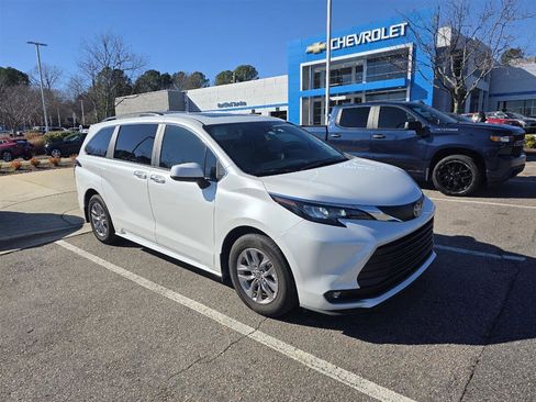 Used 2025 Toyota Sienna XLE w/ XLE Plus Package image 2