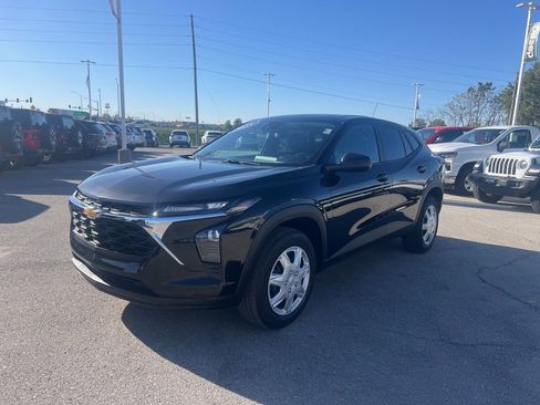 Used 2025 Chevrolet Trax LS image 7