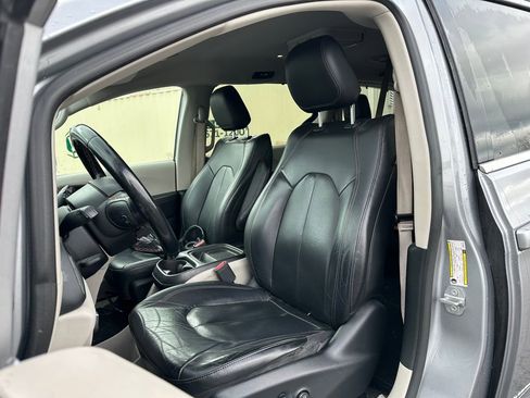 Used 2019 Chrysler Pacifica Touring-L image 16