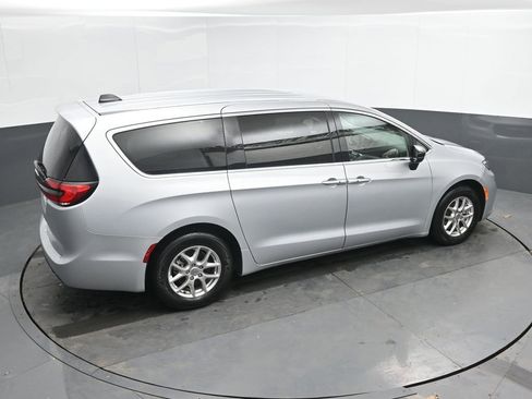 Used 2024 Chrysler Pacifica Touring-L image 14