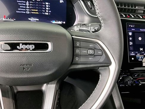 Used 2025 Jeep Grand Cherokee 4WD image 12