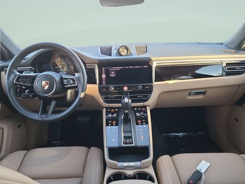 Used 2025 Porsche Macan Base image 14