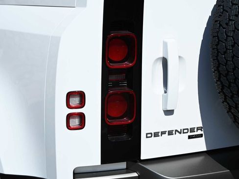 Used 2023 Land Rover Defender 90 X-Dynamic SE image 7