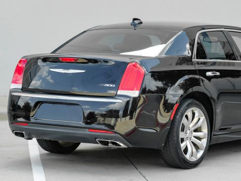 Used 2018 Chrysler 300 Limited RWD image 5