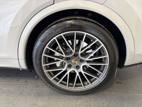 Used 2022 Porsche Cayenne Turbo image 11
