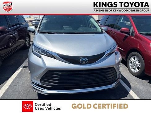 Used 2023 Toyota Sienna XLE FWD image 3