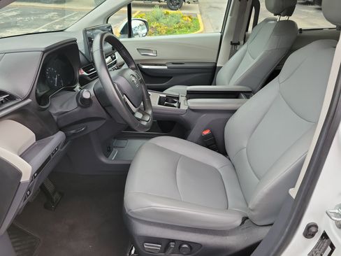 Used 2024 Toyota Sienna XLE FWD image 16