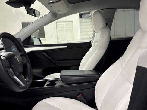 Used 2023 Tesla Model Y Performance image 4