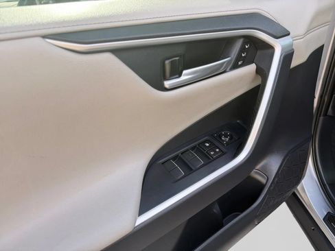 Used 2019 Toyota RAV4 Limited FWD image 10