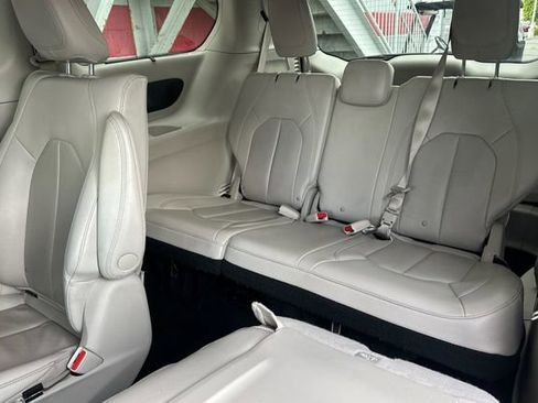 Used 2021 Chrysler Pacifica Touring-L image 17