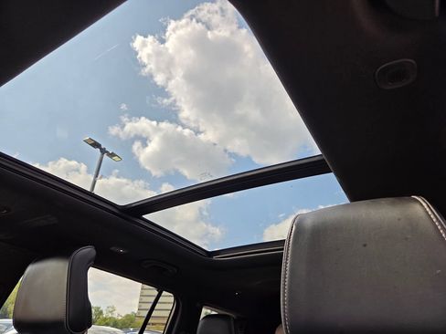 Used 2022 Jeep Grand Cherokee L Overland w/ Luxury Tech Group IV AWD/4WD image 9