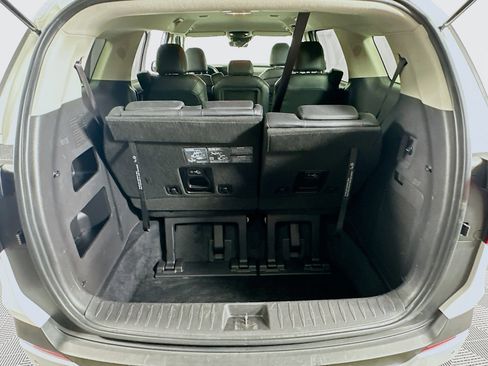 Used 2025 Kia Carnival FWD image 30