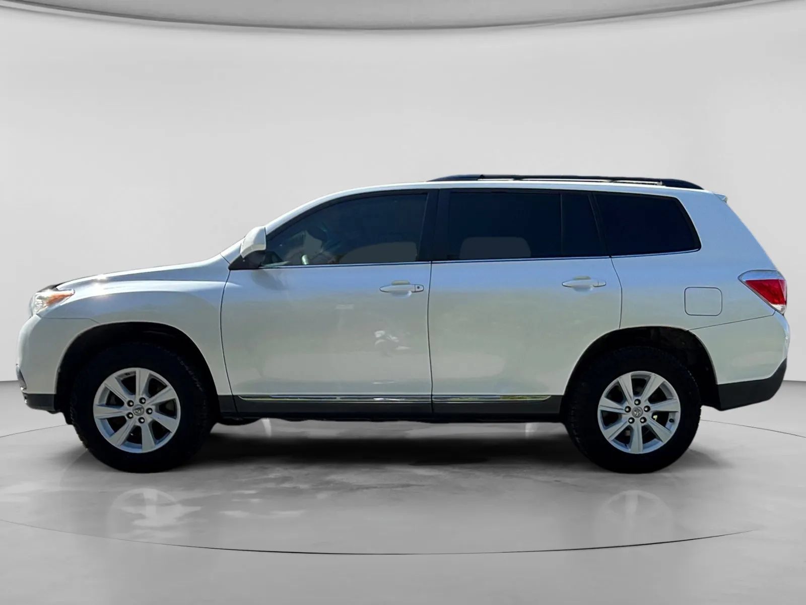 Used 2012 Toyota Highlander FWD w/ Tech Pkg image 2