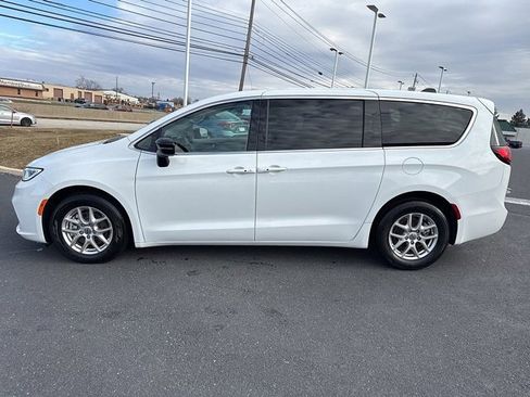 Used 2024 Chrysler Pacifica Touring-L image 4