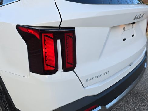Used 2024 Kia Sorento S image 33