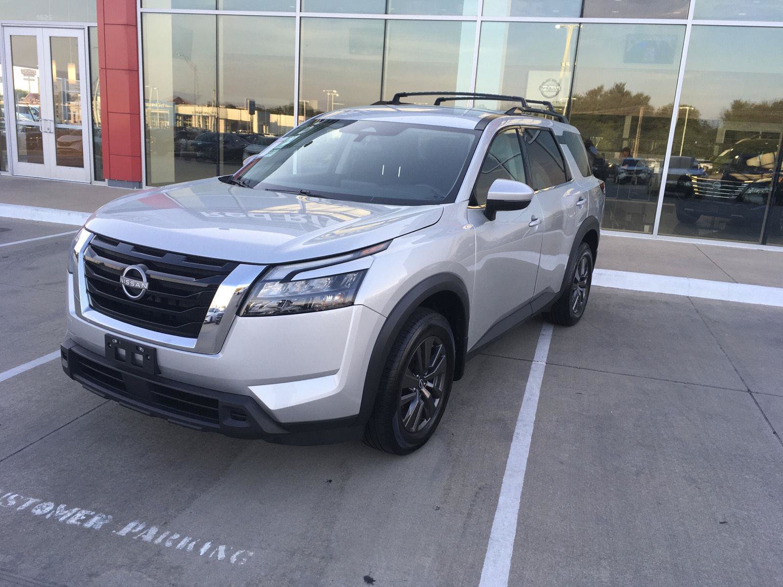Used 2023 Nissan Pathfinder SV AWD/4WD image 2