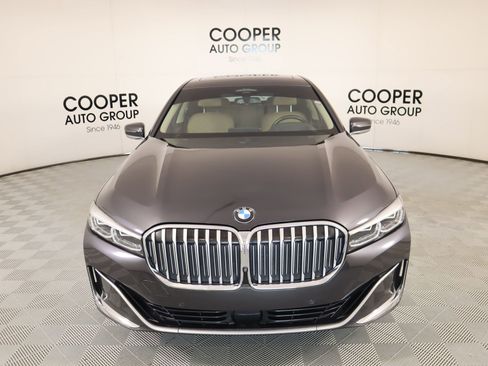 Used 2022 BMW 740i w/ Premium Package image 10