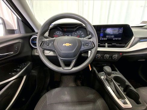 Used 2025 Chevrolet Trax LS w/ LS Convenience Package FWD image 14
