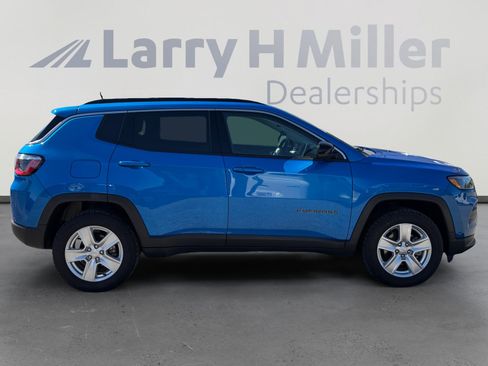 Used 2022 Jeep Compass Latitude w/ Sun and Sound Group AWD/4WD image 6