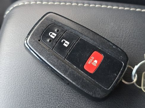 Used 2020 Toyota Corolla SE image 30