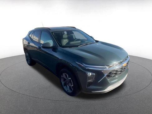 Used 2025 Chevrolet Trax LT image 3