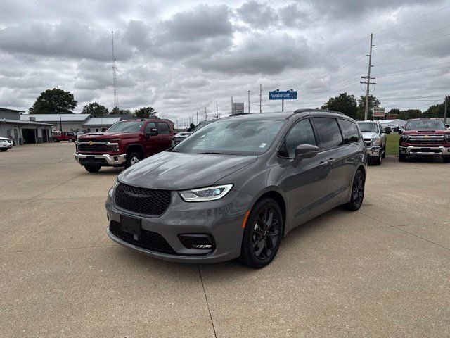 Used 2021 Chrysler Pacifica Touring w/ S Appearance Package FWD image 3