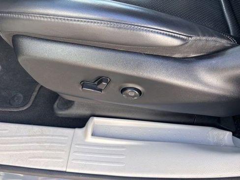 Used 2023 Chrysler Pacifica Touring-L FWD image 12