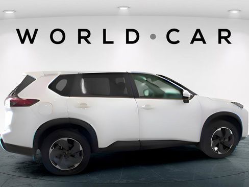 Used 2025 Nissan Rogue SV image 8