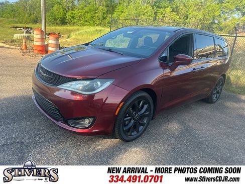 Used 2019 Chrysler Pacifica Touring Plus w/ S Appearance Package image 3