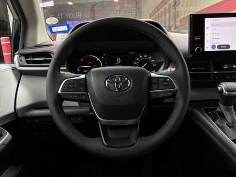 Used 2025 Toyota Sienna XLE FWD image 35
