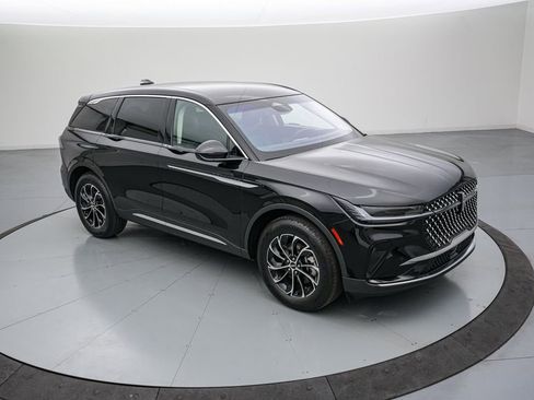 Used 2025 Lincoln Nautilus Premier image 2