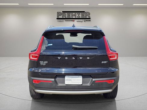 Used 2023 Volvo XC40 B5 Core image 10