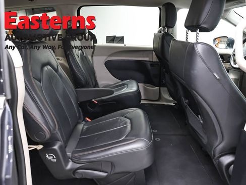 Used 2020 Chrysler Pacifica Touring-L FWD image 26