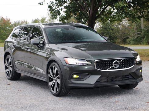 Used 2021 Volvo V60 T5 Cross Country w/ Advanced Package AWD/4WD image 2