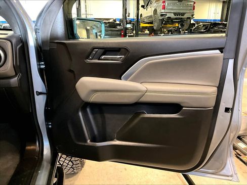 Used 2025 Chevrolet Colorado ZR2 w/ Midnight Edition image 12