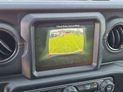 Used 2022 Jeep Wrangler Unlimited Sahara AWD/4WD image 13