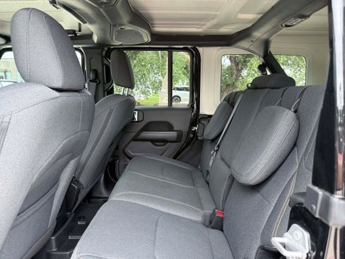 Used 2025 Jeep Wrangler Unlimited Sahara AWD/4WD image 14