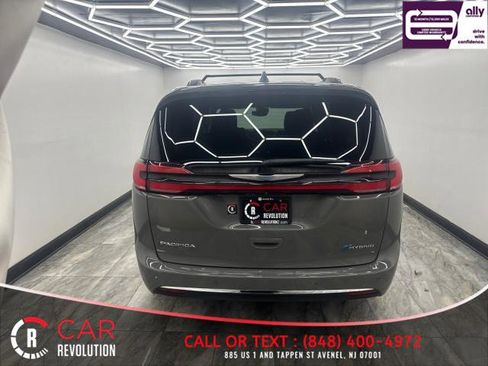 Used 2021 Chrysler Pacifica Touring-L image 5