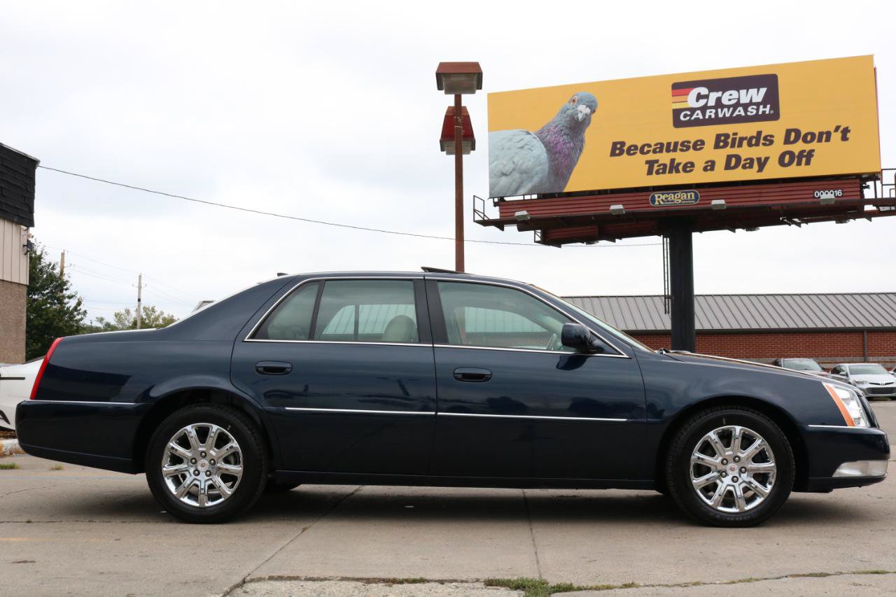 Used 2009 Cadillac DTS w/ Sun And Sound Package FWD image 8