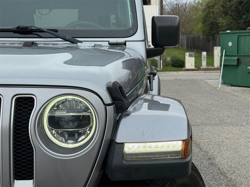 Used 2018 Jeep Wrangler Unlimited Sahara image 2