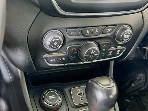 Used 2023 Jeep Cherokee Altitude Lux AWD/4WD image 16