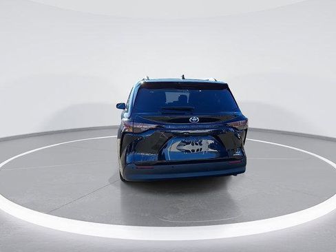 Certified 2024 Toyota Sienna XLE image 8