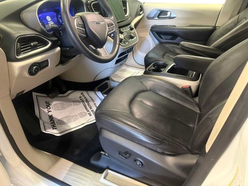 Used 2022 Chrysler Pacifica Touring-L FWD image 19